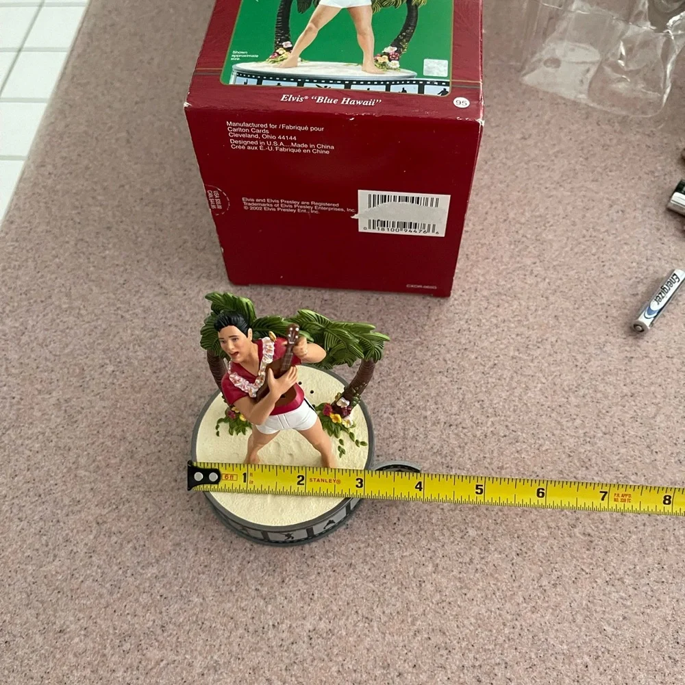 Elvis Hallmark Ornament 2002 - Picture 9 of 10